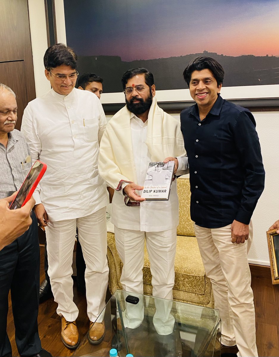 FAISALmouthshut's tweet photo. Met the humble and down-to-earth CM of Maharashtra - Hon’ble Shri @mieknathshinde ji and presented him with a copy of my book on #DilipKumar Sahab. @CMOMaharashtra https://t.co/vodGj91r5k