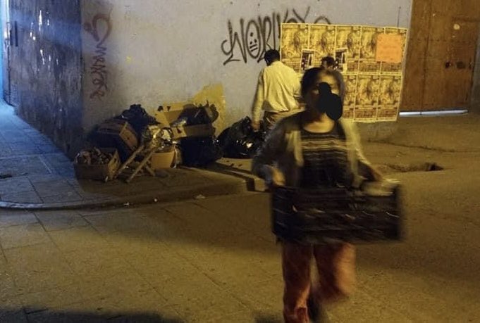 CentralQNoticia's tweet photo. 48 horas de arresto o multa económica de $9,620 por tirar basura en las calles Oaxaca

Dos personas fueron sorprendidas en la calle de Bustamante esq con Xóchitl y Zaragoza, arrojando basura, inspectores y policías municipales les arrestan y son llevadas ante el juez calificador https://t.co/Wz8OeumxjT