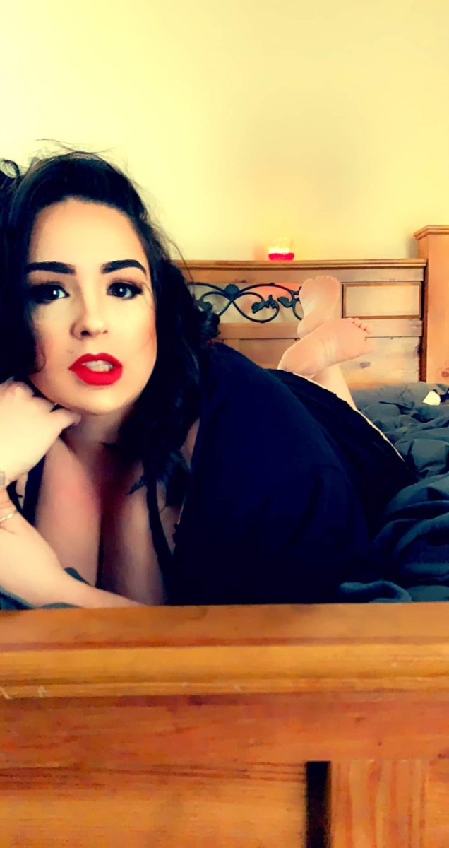 Goddess_Alustra's tweet photo. I'm bored! Entertain me 😝 #thiccwoman #nsfw #bigtitpics #submissive #BigBootyWomen #sugarbabyneededtobespoilt https://t.co/60BzsI7D3w