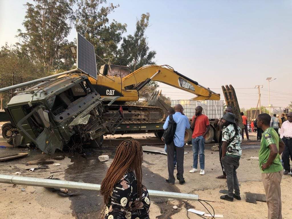 Mwebantu's tweet photo. SAD NEWS: 

A public service bus carrying traders has collided with a ZNS truck at UNZA along Great East road in #Lusaka. Several people are feared dead. #Zambia

(Pictures by KBN TV) https://t.co/NI6OtQ1u1w