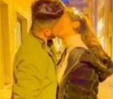 Per questo bacio #Saman è stata uccisa dal padre che ha confessato il delitto a un parente. Il Pakistan deve collaborare per estradizione di quest'uomo scappato in patria e protetto dalla sua comunità.Lo farà o il delitto d'onore fa parte del patrimonio culturale del Pakistan?