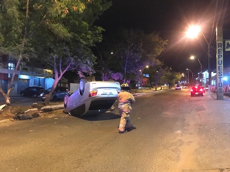 🚨SERVICIO🚨

Personal de #BomberosK1 en Móvil AB-11 acuden a #vuelco vehicular solo daño material, se procedió a la liberación de calzada y seguridad del lugar.
Trabajo en conjunto con <a href="/BomberosK5/">Bomberos K5 Lambaré - CBVP</a> 
Dirección: Av. Fernando de la Mora.
#SomosK1
#somoscascappui
#ManejaConPrecaucion