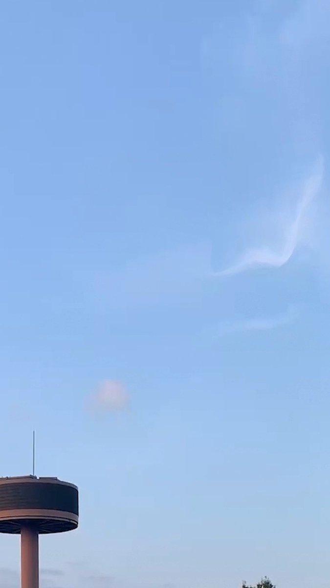 Paranormalres19's tweet photo. In Tokyo, Japan,we found a cloud that behaves strangely. https://t.co/01S2KWTVML

#paranormal #UFO #alien #TOKYO
#tachikawa https://t.co/8fEfIBAM5N