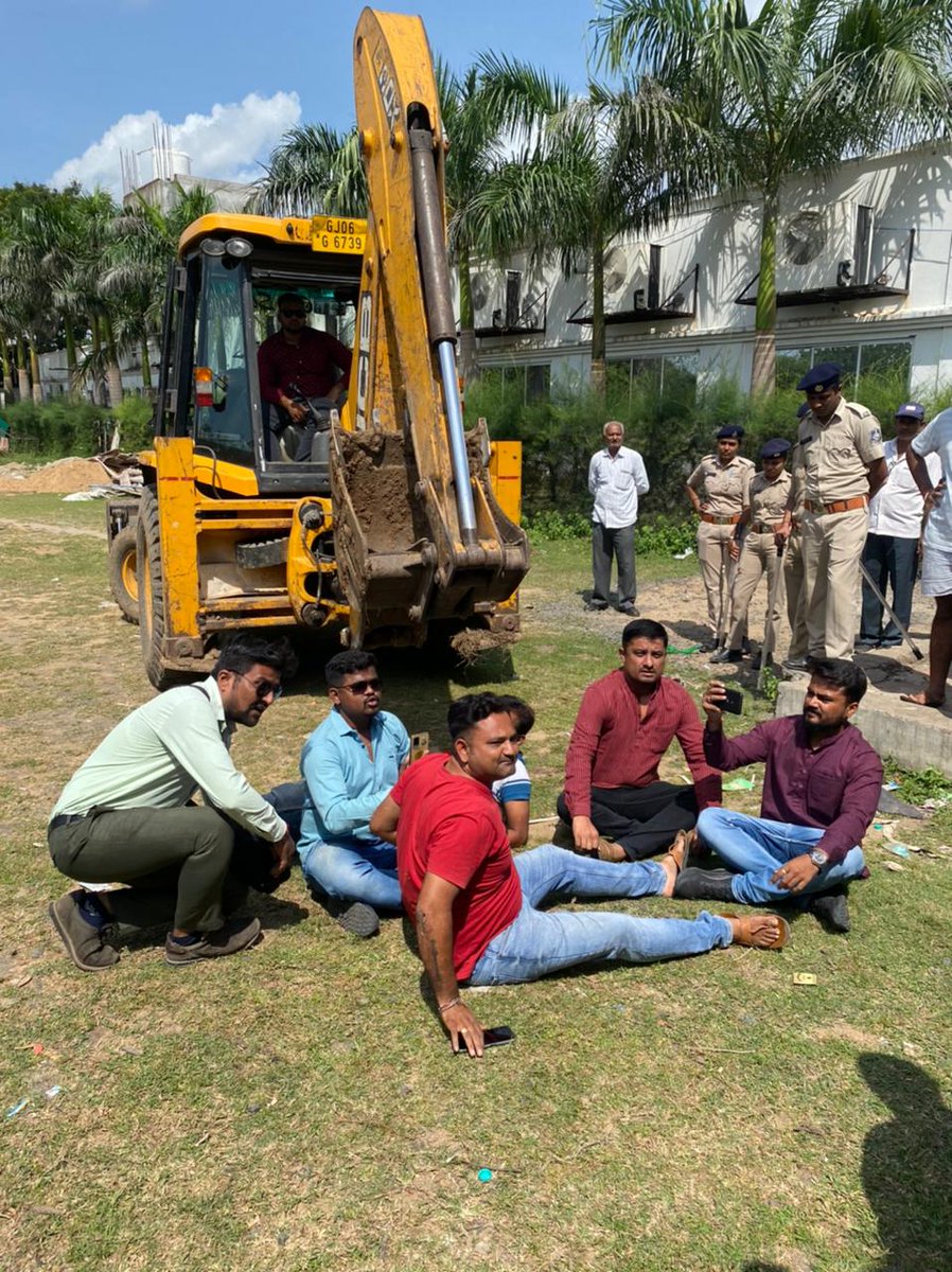 GulabMatiala's tweet photo. कुछ दिन पहले बड़ोदरा में नवनीत काका के यहाँ @ArvindKejriwal का टाउन हाल कार्यक्रम हुआ था आज भाजपा के दबाव में नगर निगम उस हाल को तोड़ने पहुंच गया। 
चुनाव आएंगे जाएंगे लेकिन सत्ता का इतना दुरुपयोग ठीक नहीं। https://t.co/76774bfdP6