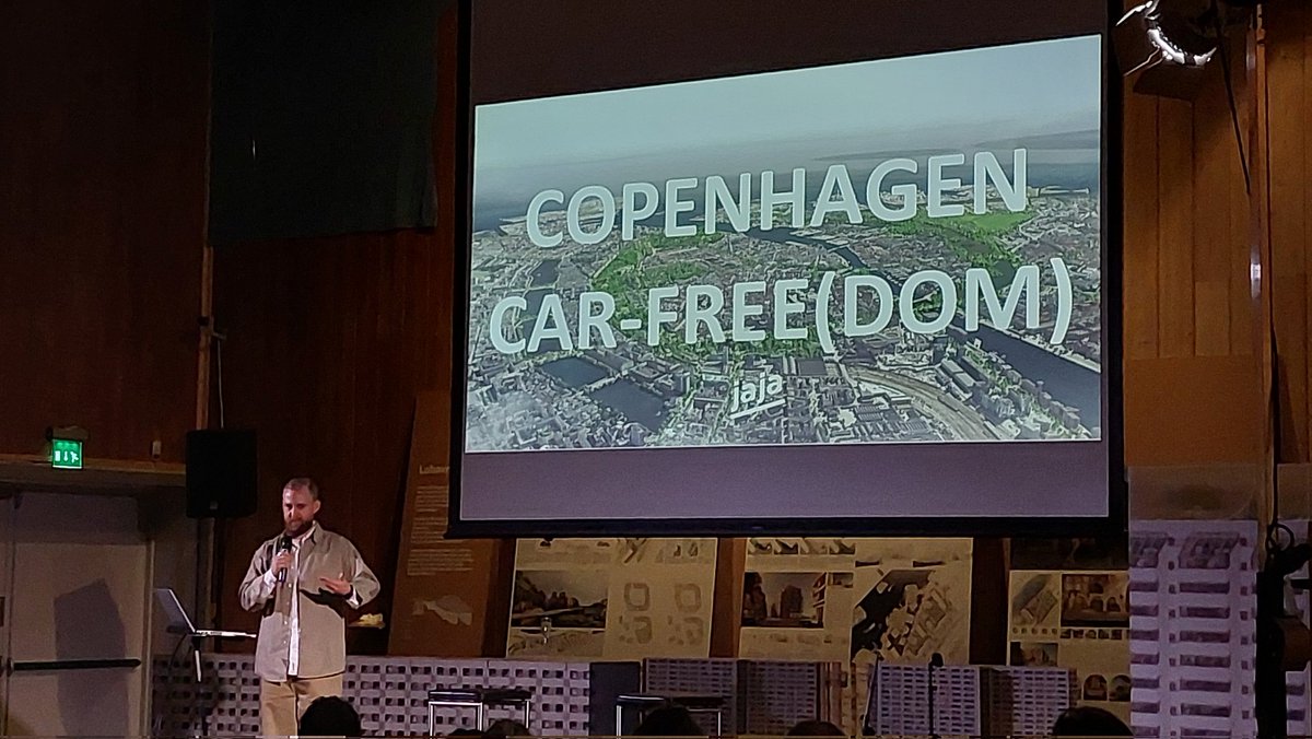 toshhhk's tweet image. オスロトリエンナーレはかなり意識的にアーバニズムあるいは建築／都市をつくるシステム側の話に明らかに重心がある模様。ただ、ひとたびアーバニズム、システムに焦点が当たると、実環境におけるインターフェースであるエレメントや空間のデザインに議論がいきづらいのはむずかしいところと感じる