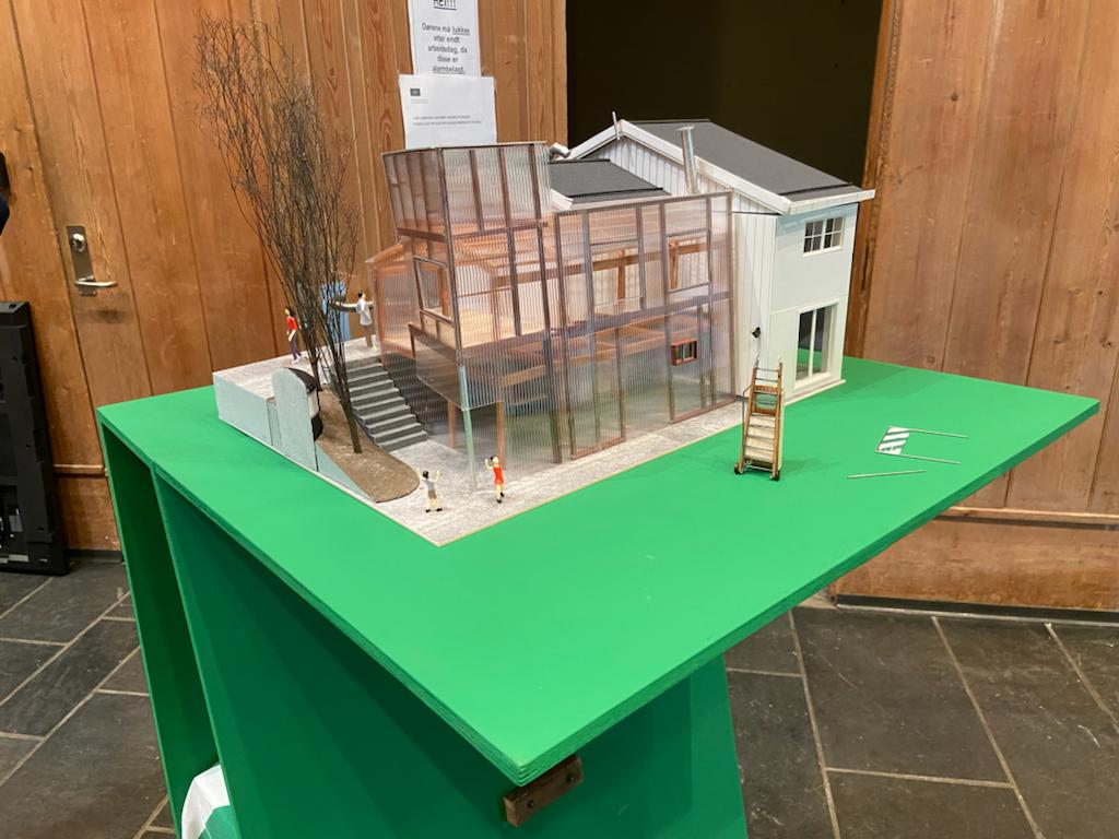 toshhhk's tweet image. 一昨日からノルウェー入りでオスロトリエンナーレに！ヴァネチアビエンナーレ2021の解体資材をさらに転用してオスロで地域コミュニティのギャラリーを建設するプロジェクトの展示として、展示後に建物に組込む梯子兼横に倒してバーベキュー等のカウンターとなる什器を出展。