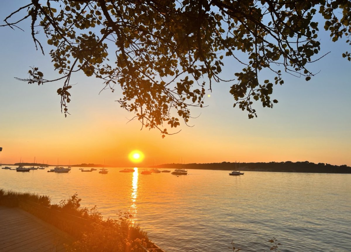 lindamagTV's tweet photo. So magical βοΈ #sunsets #poolebay https://t.co/V3fyS0a9pF