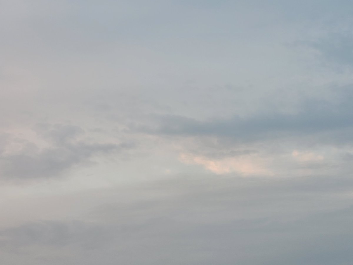 Guten Morgen! So ein Himmel ist das heute: ganz schön grau. Aber seht ihr die weiße Wolke in der Mitte? Die bekommt Sonnenstrahlen ab. 

Seid wie diese kleine weiße sonnenaufsaugende Wolke in der grauen Samstagssuppe heute!