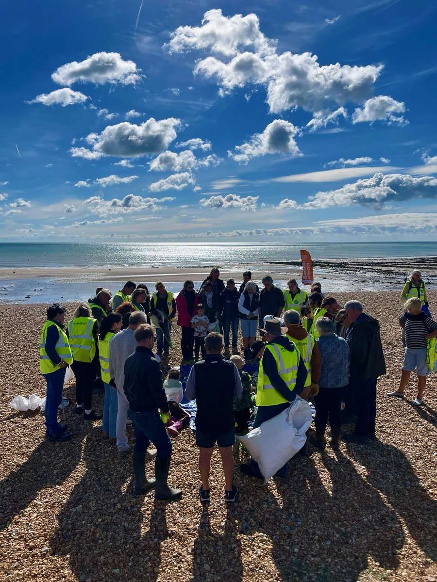 StrandlinersCIC's tweet photo. Wonderful clouds at #Plasticpollution survey #2
@MCSuk

 #GreatBritishBeachClean #PettLevel
#cleaningupisnotenough #dataisevidence https://t.co/9X59fulV53