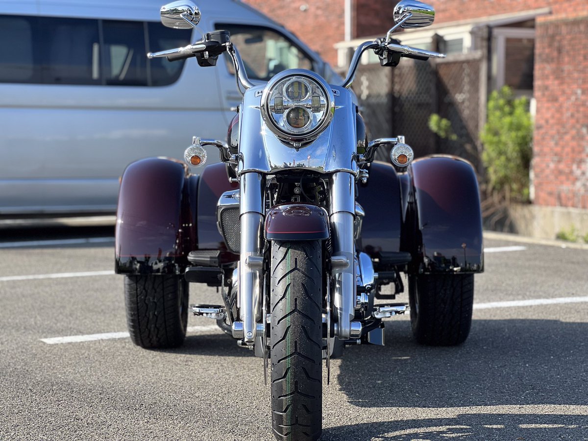 hdtokushima's tweet photo. 中古車入荷しました。
今回もレアなモデルです!
ハーレートライクの『#フリーウィーラー(#FLRT)』!!
大型二輪免許不要で普通自動車MT免許で運転出来ます。
立ちごけの心配も無いので安心ですよね。
見た目もスタイリッシュでGOOD。
FLRTの詳細はコチラ↓
https://t.co/EW4e5FoclO https://t.co/6xRUt4lCyn