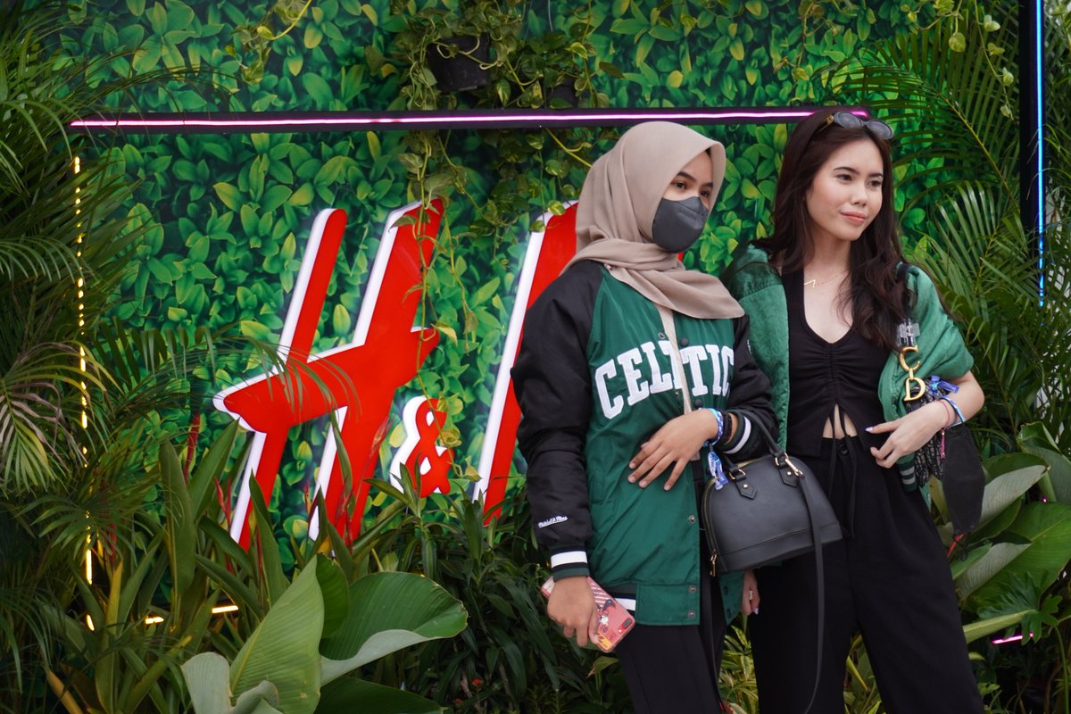 hmindonesia_'s tweet photo. Day 2 of @WeTheFest music festival is approaching! Don't forget to visit #WETHEFESTxHM booth and take pictures of your #HMFestivalLook in our LOL photobooth or Instax Photobooth FOR FREE 😘 https://t.co/gDOVSYfNeV