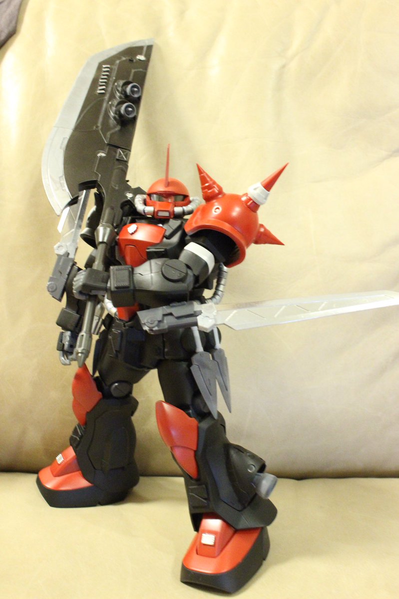 riorio_SD's tweet photo. リオ専用　グフカスタム
・ミオン軍のリオ大佐専用MS。
単騎強襲用、超接近戦仕様のカスタム機。強襲用の為、脚部バーニアを強化しており、地上戦での推進力は他のMSと比べ群を抜いている。
隠密行動を想定して黒い機体カラーに、パイロットのパーソナルカラーの赤色を基調としている。 https://t.co/V1FPH9Zlfg