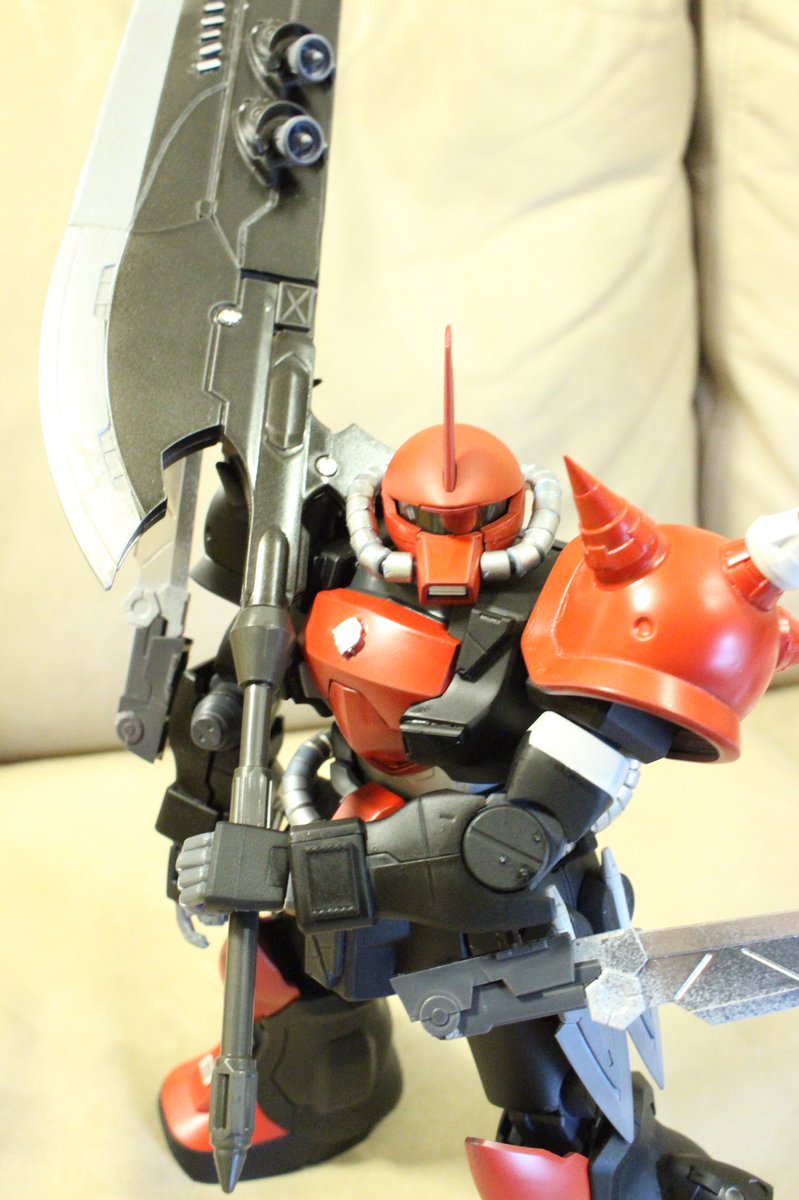 riorio_SD's tweet photo. リオ専用　グフカスタム
・ミオン軍のリオ大佐専用MS。
単騎強襲用、超接近戦仕様のカスタム機。強襲用の為、脚部バーニアを強化しており、地上戦での推進力は他のMSと比べ群を抜いている。
隠密行動を想定して黒い機体カラーに、パイロットのパーソナルカラーの赤色を基調としている。 https://t.co/V1FPH9Zlfg