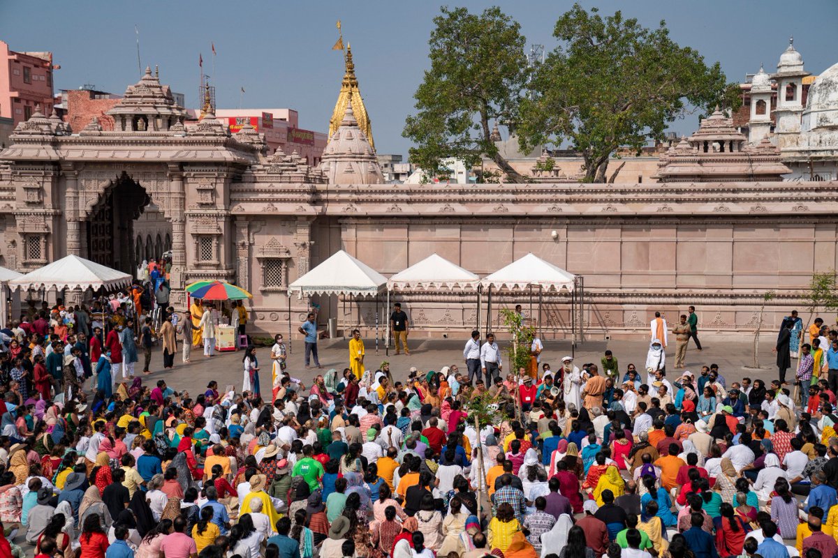 SadhguruJV's tweet photo. #Kashi is not just a city or a temple. It is an aspiration of every human being to become a Tower of Light. May you become a Tower of Light in this life and be a light unto yourself and every other life. Blessings. -Sg https://t.co/FQcxd4H6HI