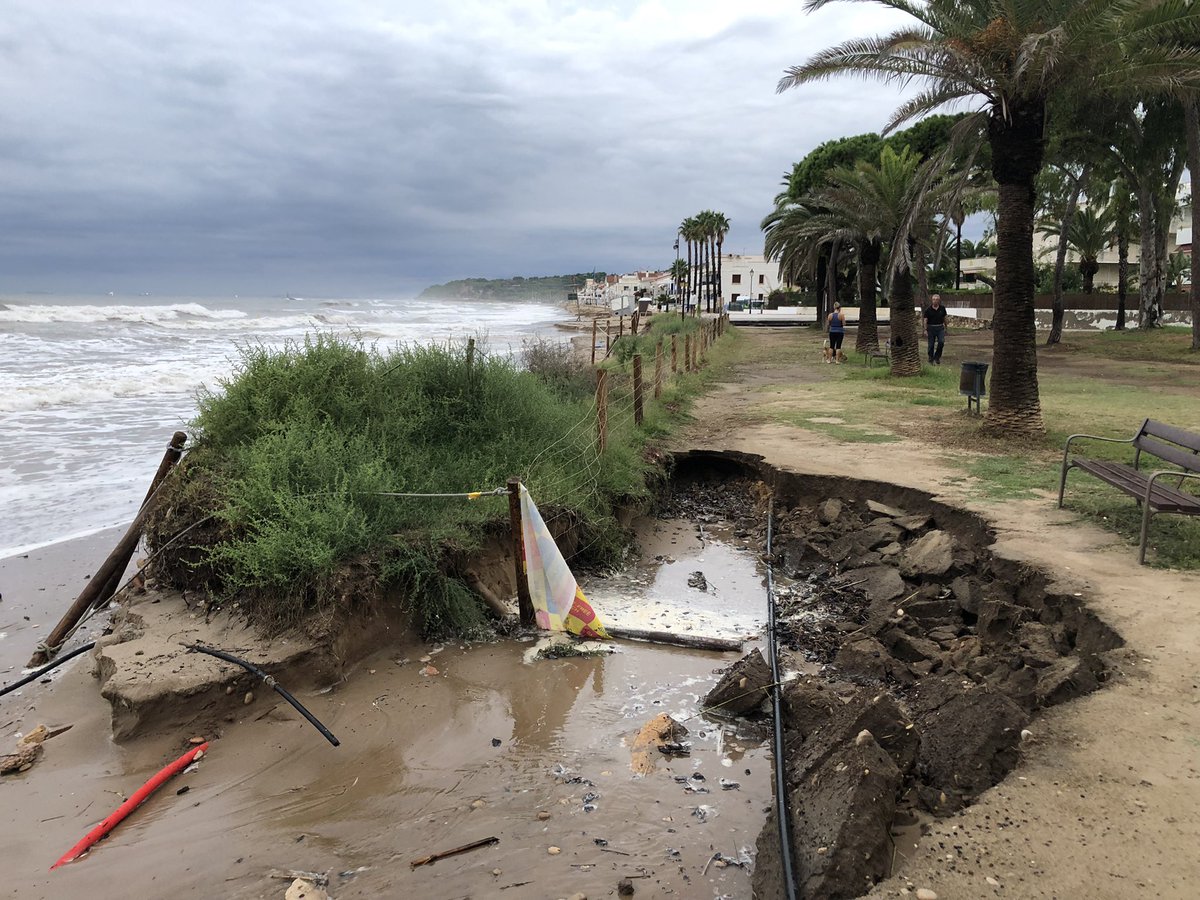 tonaymemi's tweet photo. L'estructura dunar de Voramar també juga/va un paper important com embornal de l'aigua de pluja dels carrers adjacents (S.Vilaró, Pins, P. d'Icart) reduint l'erosió de la platja. Crec que aquesta és una errada que no s'ha tingut present aquest estiu. #Altafulla @ajAltafulla https://t.co/63ccWyElLL
