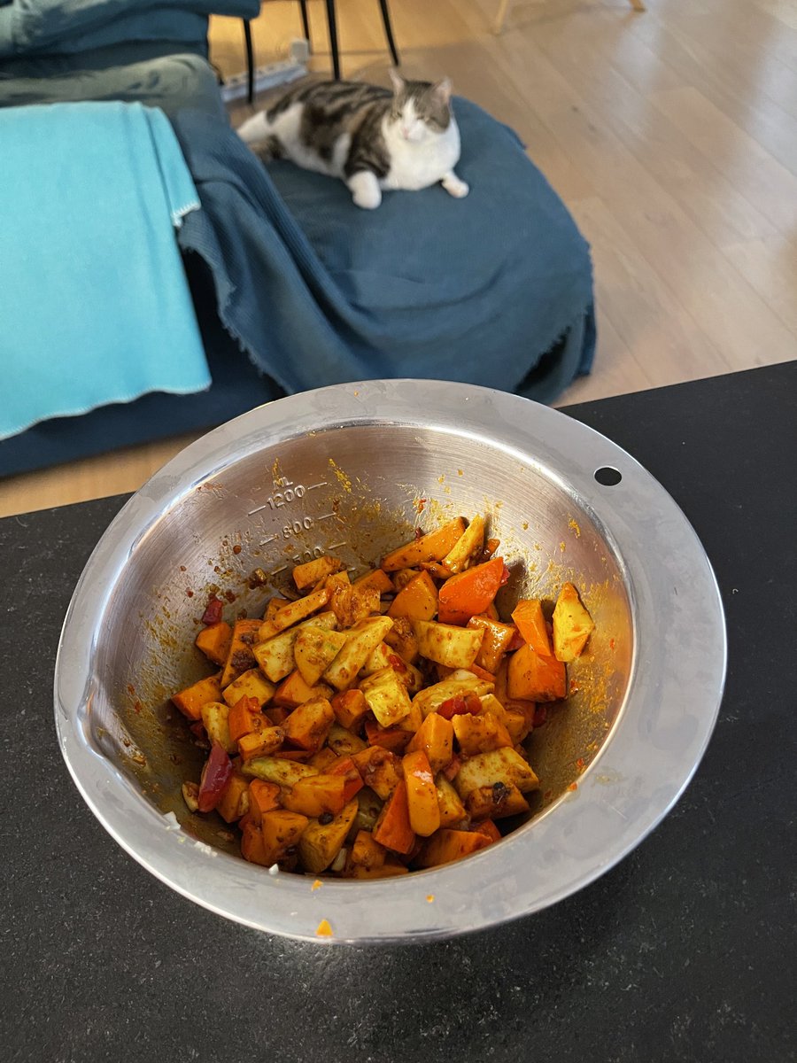 RenaudMachart's tweet photo. Marinade de courge et courgette aux รฉpices pour potage de ce midi. #TheReadinessIsAll https://t.co/Zwfv8ouNYn