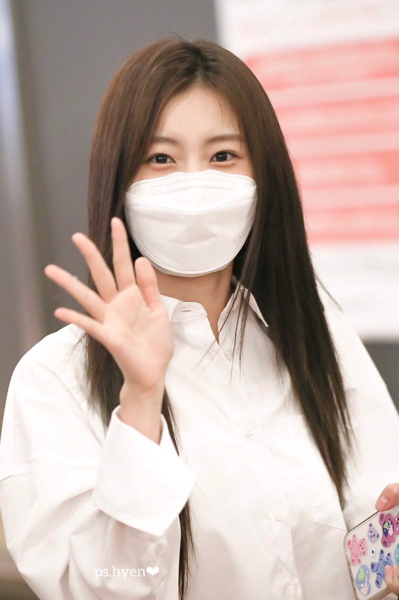 220924 HND

드디어 직접 볼 수 있어서 기뻤어ㅠ❤️
여전히 천사같은 강짱👼🏻내일 봐☺️🫶

#강혜원 #혜원메일 #kanghyewon #혜원버블 #hyewonmail #カンへウォン #姜惠元