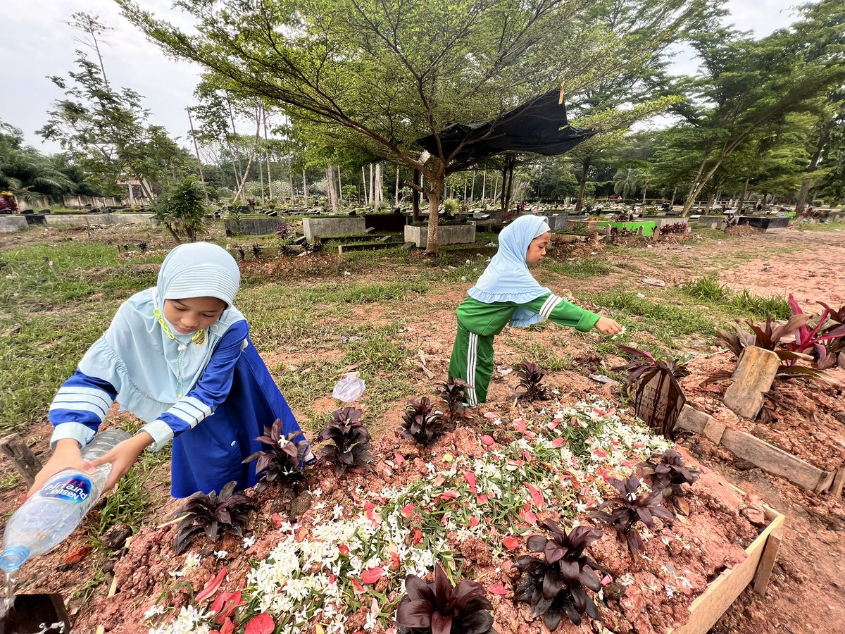 witharlian's tweet photo. Ma….kmrin kk sm dd ikut ktmtp mama…mereka rindu sm omanya.adek minta tlg mama doain jg dr sana biar adek bs ngedidik kakak sm dedek kyk mama ngedidik adek sm ayuk y maa…aamiin love you ma…as always #alfatiha https://t.co/O43kVEH5mu