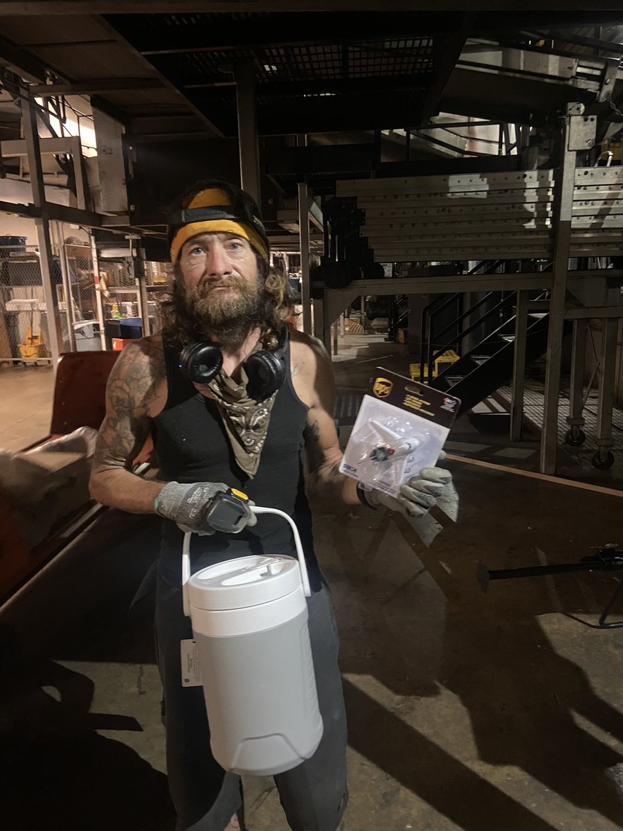 4kids5's tweet photo. Recognized employee, Jesse Lorentzen for not taking chances by stopping the progress of a suspicious package &amp; immediately reporting it to his Supervisor. Great job Jesse 👏👏 @gobluescotty27 @jimweber88 @melirere @brian_lorton @divine2wincom @UPSers https://t.co/6mVmof1a5S