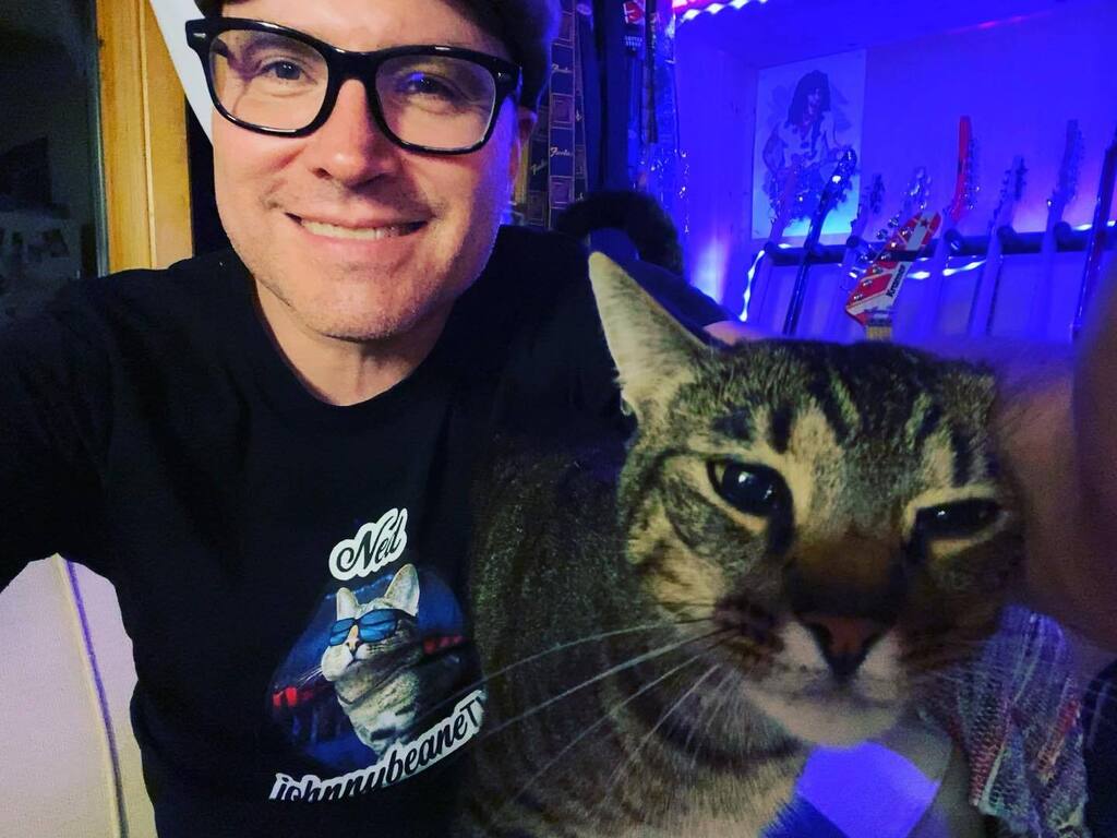johnnybeane's tweet photo. Taking a break from rehearsal & chillin with Ned right now.
He was rubbing his face on my arm.
#nedsays #cats #nedthecat #CatsOfinsta #CatsOninsta #nedsofinsta #santacruz #catsofsantacruz #johnnybeane #johnnybeanetv #Caturday #caturdaynight #evhgear #… https://t.co/SJmXqinzx8 https://t.co/9SZRUptu1z