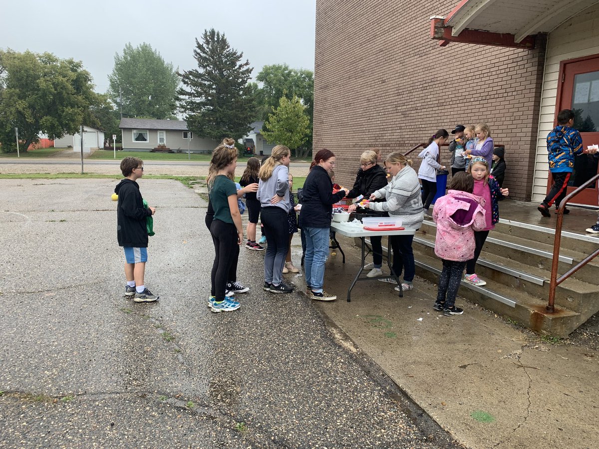 hgorrellclass's tweet photo. Terry Fox School run today. A little wet and cool but Terry ran no matter the weather so we can too! #terryfoxschoolrun  #slschool #pwsd https://t.co/3C5F3u1T9m