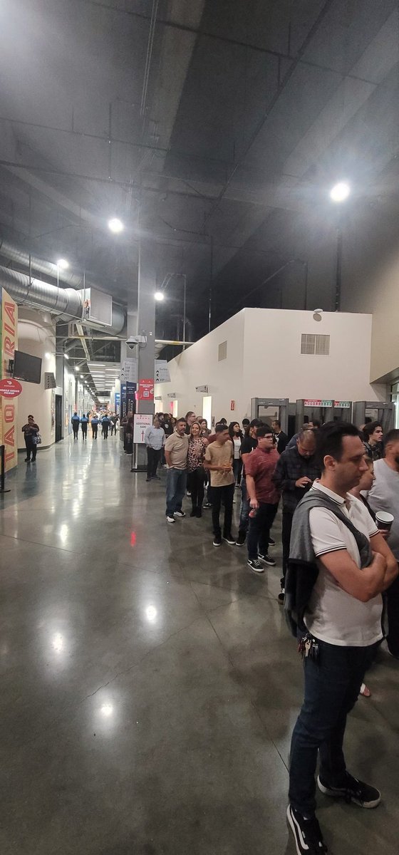 MicheladaMr's tweet photo. @fluffyguy this is the line right now. @EvelynErives https://t.co/sr81owIr7w
