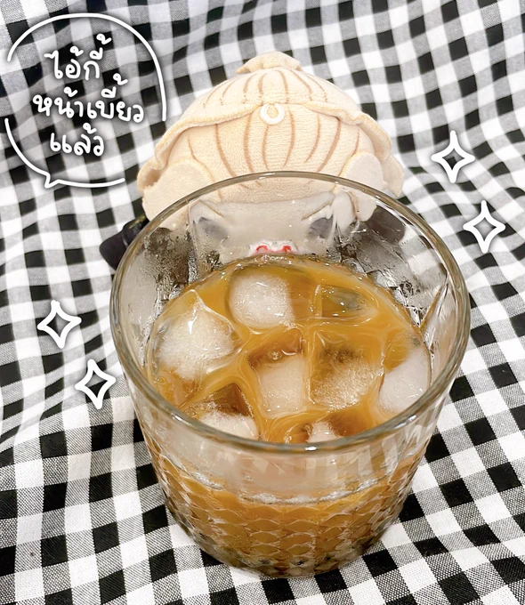 กี้รีวิว : กาแฟโตมัน  (2/2)- สีกาแฟไม่ค่อยภิรมย์ (ไม่เหมือนกระป๋องค่ะ สวยมาก ) แต่รสชาติดีเลยค่ะ! เทใส่น้ำแข็งรสก็ไม่ดรอป และกาแฟแรงอยู่นะคะ 55555555 ภาพแรกคือมือสั่งเพราะถือกล้อง ไป ๆมา ๆหลังดื่มแล้วมานั่งทำภาพ มือสั่นเขียน ๆหยุด ๆจริง  สรุป : ซื้อเพราะลาย = คุ้มค่าาา 