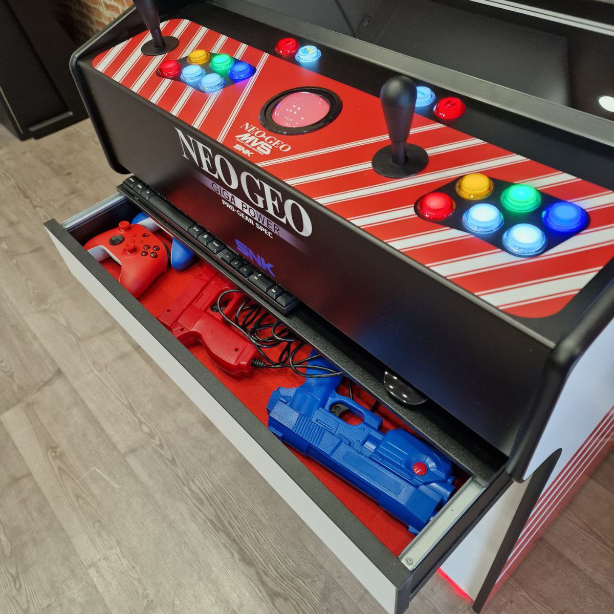 Bricogame's tweet photo. Somos el líder del mercado por máquinas como esta maravilla que os mostramos,una Keyboy Élite de 32” con marquesina lcd,pistolas #aimtrak,mandos #xbox,trackball,pantalla táctil…todo ello con un espectacular diseño de #NeoGeo
No sigas buscando,nos encontraste.
BRICOGAME https://t.co/hpGgyHw3sq