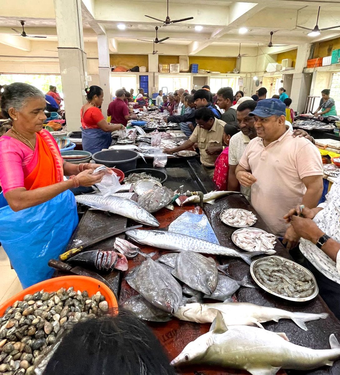 PrashantC1815's tweet photo. ๐ ๐๐ผ๐ฎ ๐๐ถ๐๐ต ๐ ๐ฎ๐ฟ๐ธ๐ฒ๐!!
Checking out the local fish market during visit to Goa!
#cheflife #hospitalityindustry #prashantchipkar #fish https://t.co/1RUo44neHr