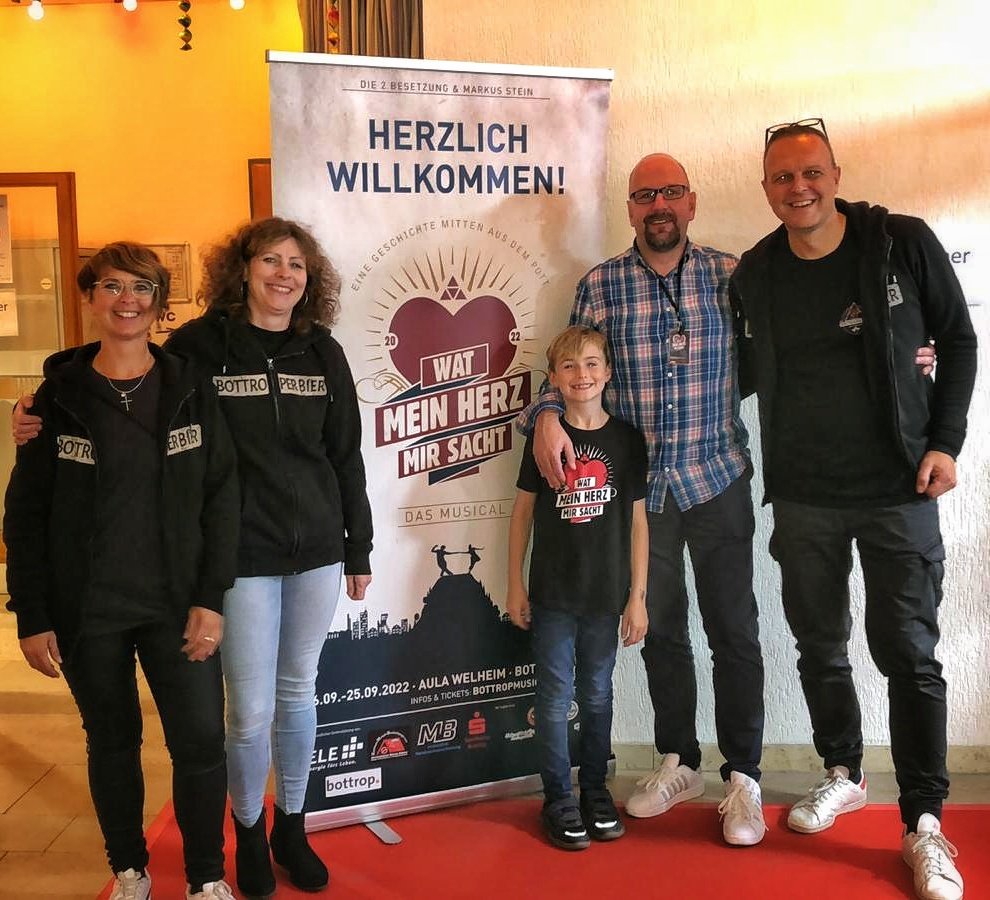 BottroperBier's tweet photo. Gestern war die Premiere von „Wat mein Herz mir sacht.“, dem Bottrop Musical in der Aula Welheim. Wer noch hin möchte - für die Aufführungen heute um 14 Uhr und Sonntag um 13 Uhr gibt es noch Tickets. Es lohnt sich!
https://t.co/Zv5rtp9Zfv https://t.co/cr1CIiJrFC