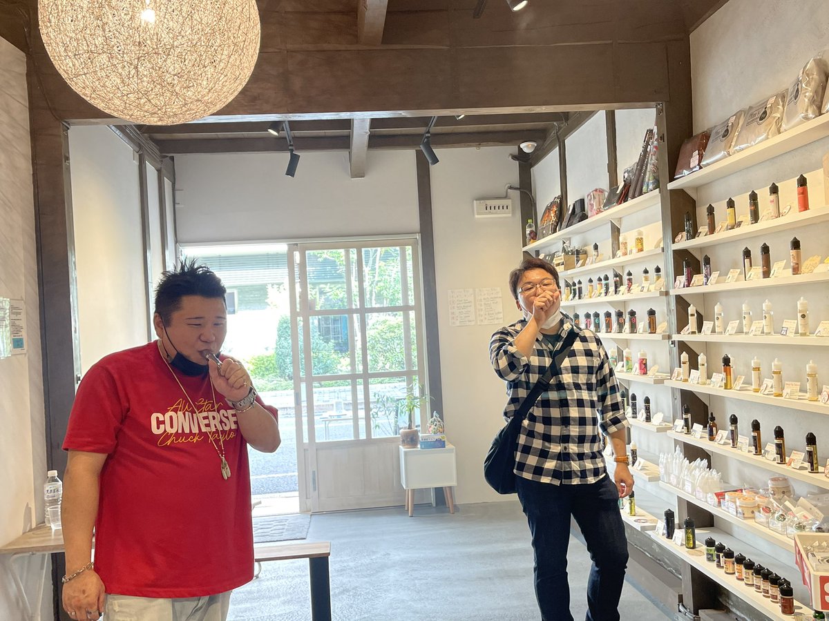 vapestore_blu's tweet photo. 本日も楽しい営業をさせて頂いております☺️
どちらも他府県からのお客様🤩✨偶然フォロワーさん同士だったみたいで♡vapeのお話しも盛り上がってました🥰
遠方よりありがとうございました😊
本日もまだまだ皆様のご来店お待ちしております(˶ᐢωᐢ˶)
#VapeHappy #vapestoreblu #vape #vapor #爆煙 https://t.co/YedVPq8u4R