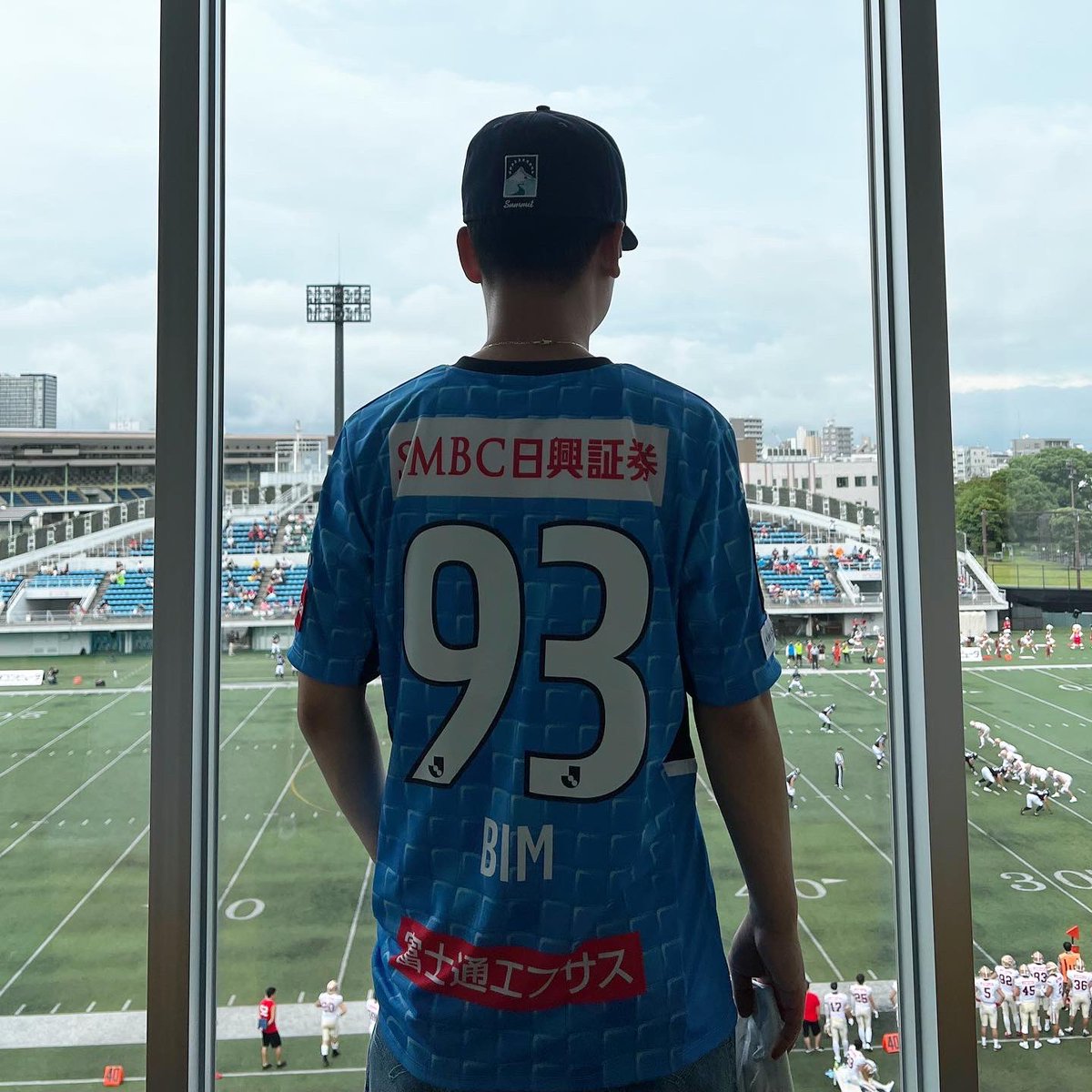 高校3年で辞めたアメフト、ラップしてたら戻ってこれた。
ライブ後のビールぐらいグランドでのボトルの水が美味いの思い出した！
始球式ありがとうざいました！🏈