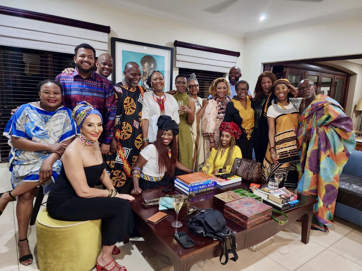 nothembaujx's tweet photo. 🙏🏽Thank you @ThebeIkalafeng for hosting a memorable evening to honor and celebrate #THEEQUEEN, Icon &amp; Custodian of our jazz  music &amp; arts  @shadotwala 👑❤️🌷 https://t.co/Igu8jknFgA