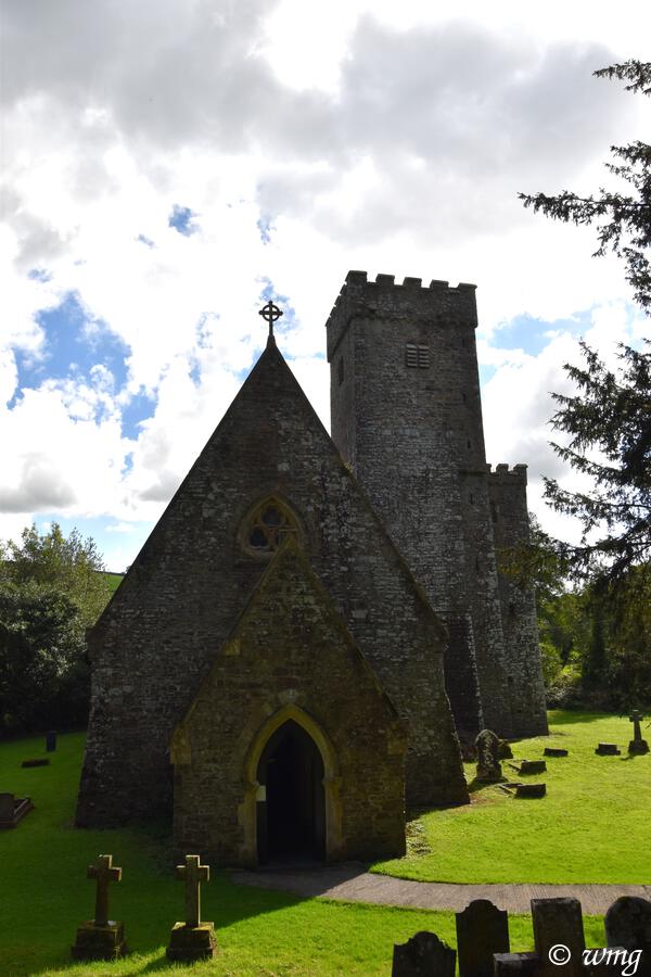 pacoulmag (@pacoulmag) on Twitter photo 2022-09-24 06:59:58 Llawhaden (12th century), St Aidan, near the idillic riverbank, East Cleddau river.
#SteepleSaturday Llawhaden (12th century), St Aidan, near the idillic riverbank, East Cleddau river.
#SteepleSaturday