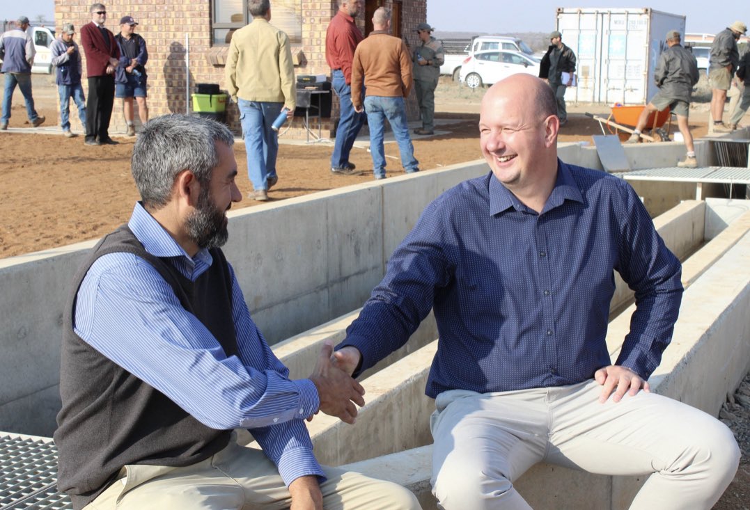 Ek was die week in Orania. Dit bou dat dit klap. Indrukwekkende nuwe rioolplaas wat werk met natuurlike prosesse sonder Eskom. 100 000 ton grond geskuif. Alles met gemeenskapkapitaal en -arbeid. Daar is antwoorde anderkant staat. Ons sal self!