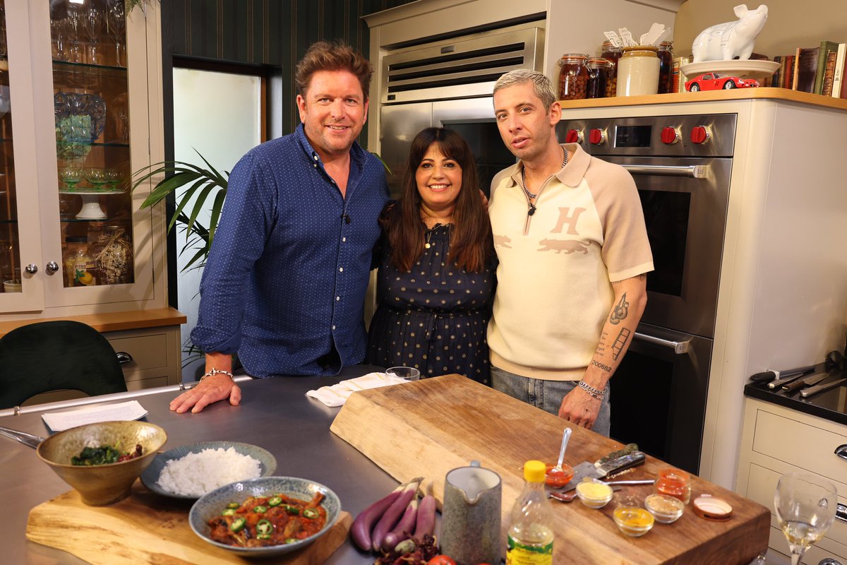 sat_jamesmartin's tweet photo. Coming up at 9.25 on @ITV, @jamesmartinchef is joined in the kitchen by @example, @chefpaulrankin and @romygill_. Fish, steak and chicken are all on the menu! https://t.co/4fmze70amL