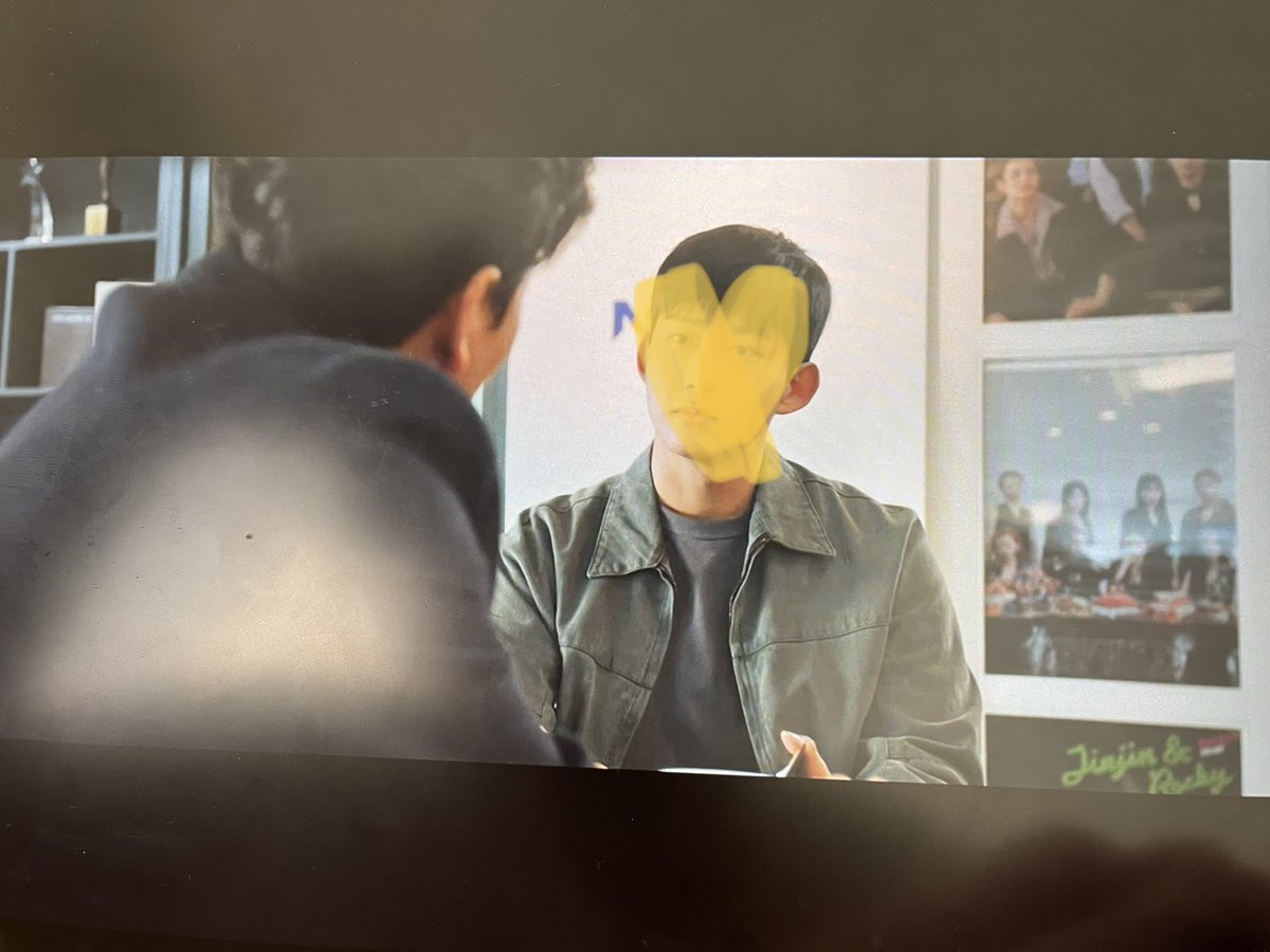 ASTROUNIT2_'s tweet photo. 📰 [INFO]
Aroha descubrió que una de las escenas del drama "Blind (블라인드)" fue filmada en el edificio de Fantagio.
Detrás pueden verse fotos y álbumes de #ASTRO y #WekiMeki
Cr @eunu_bin
[#MJ|#진진|#차은우|#문빈|#라키|#윤산하| #아스트로|@offclASTRO] 
https://t.co/1eHRCzqZa7
