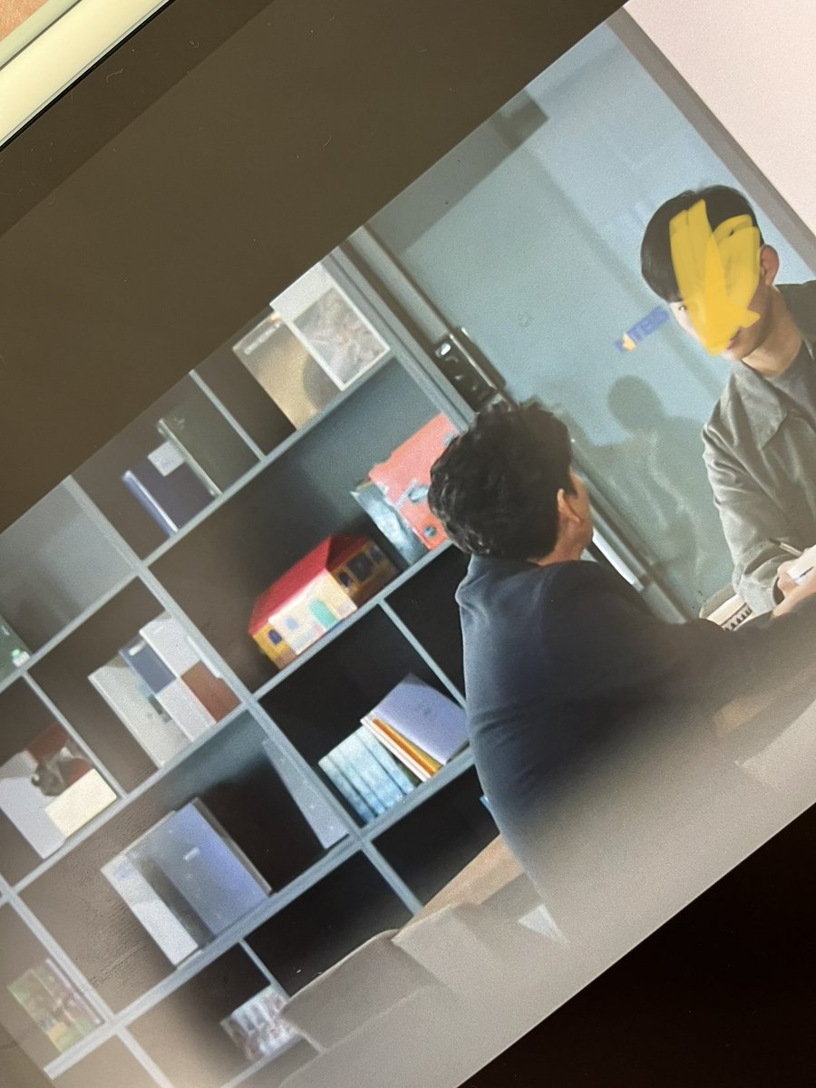 ASTROUNIT2_'s tweet photo. 📰 [INFO]
Aroha descubrió que una de las escenas del drama "Blind (블라인드)" fue filmada en el edificio de Fantagio.
Detrás pueden verse fotos y álbumes de #ASTRO y #WekiMeki
Cr @eunu_bin
[#MJ|#진진|#차은우|#문빈|#라키|#윤산하| #아스트로|@offclASTRO] 
https://t.co/1eHRCzqZa7