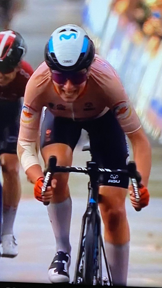 AartdeZ61's tweet photo. Koude rillingen! Annemiek van Vleuten met elleboogbreuk wereldkampioen. Wat een topper! https://t.co/WIYqlTZUdS