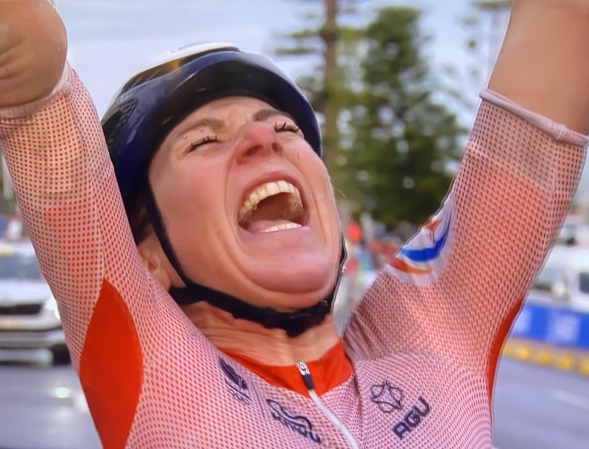 AartdeZ61's tweet photo. Koude rillingen! Annemiek van Vleuten met elleboogbreuk wereldkampioen. Wat een topper! https://t.co/WIYqlTZUdS