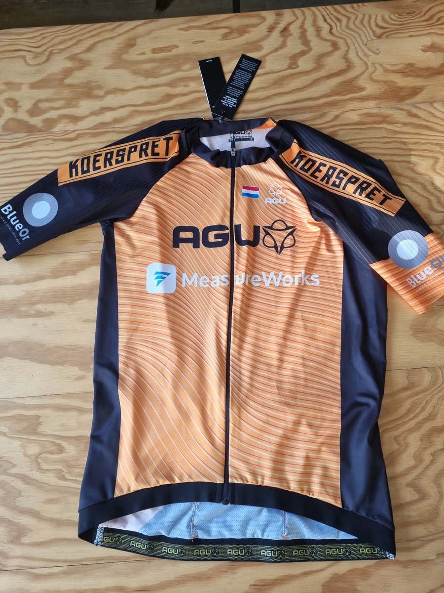 Na plaatsing voor het UCI WK Gravel heb ik een paar sponsors gevonden die het mij mogelijk maken om daaraan deel te nemen. Vandaag heb ik mijn speciaal ontworpen oranje tenue ontvangen met daarop de sponsors mooi in beeld gebracht. 
#AGU #Koerspret #MeasureWorks #BlueOn #Trots