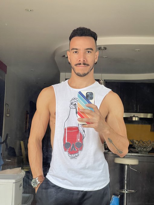 Sometimes I wear clothes ? https://t.co/vn9kwq3tZ6