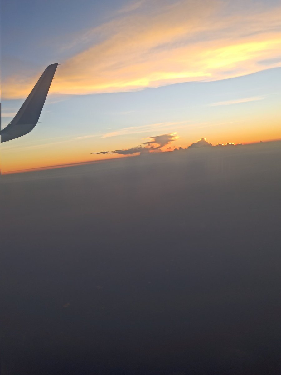 Rohinips1's tweet photo. A beautiful sunset 🌅
#vadodaradiaries #planejourney #backtobangalore https://t.co/WnPQxXk2Wn