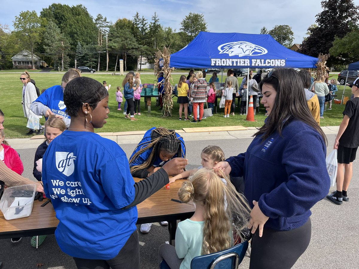 #ReadingOpensTheWorld @AFTunion @nysut @FrontierCSD Amazing turnout! We celebrate a community of readers. @coachcant @mspetter @kmclyons @rweingarten #WhatKidsNeed