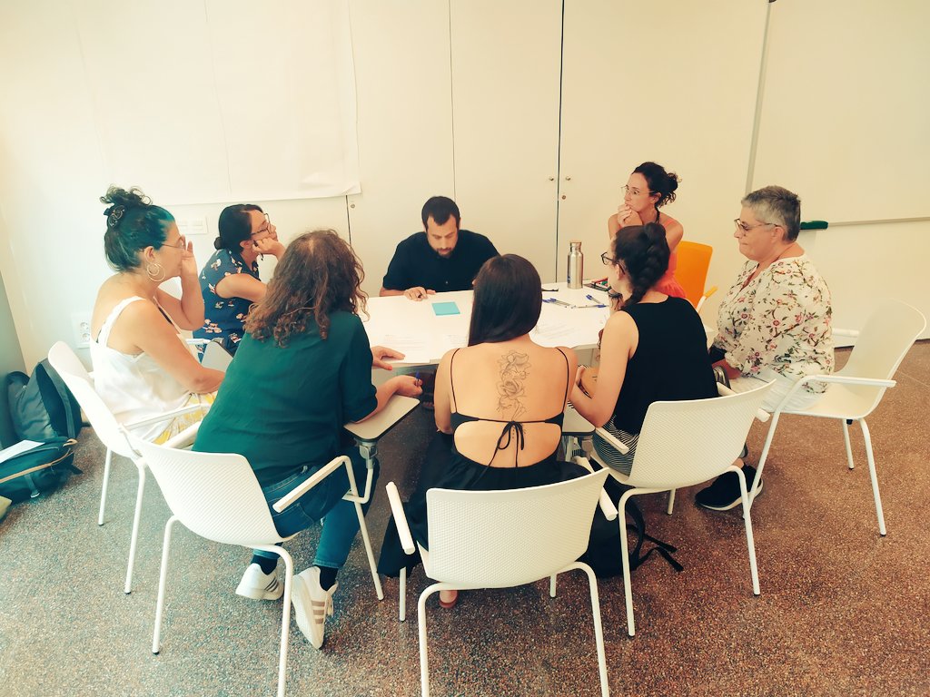 BCNAntirumors's tweet photo. #ACTUALITAT | Ja podeu llegir la crònica de l'última trobada de grups focals (Eix 4: Comunicació i Incidència) per a l'elaboració del Pla d'Acció de la #XarxaBCNAntirumors, facilitada per @Spora_ws, en la qual van participar 14 entitats de la Xarxa: https://t.co/Tl3QanvZMt https://t.co/ugyQNQrBx5