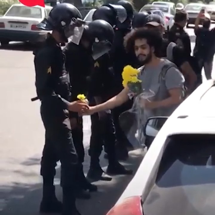 eli09752500's tweet photo. گل دادن یک دانشجو ب یگان ویژه 
چقد این حرکتت قشنگ بود پسر دمت گرم 

با این کارت ثابت کردی ک ما از ی گوشت و پوست خونیم باهم برای ایرانمون باید بجنگیم نه علیه هم 

#مهسا_امینی
#OpIran https://t.co/jw6LKhdPwI