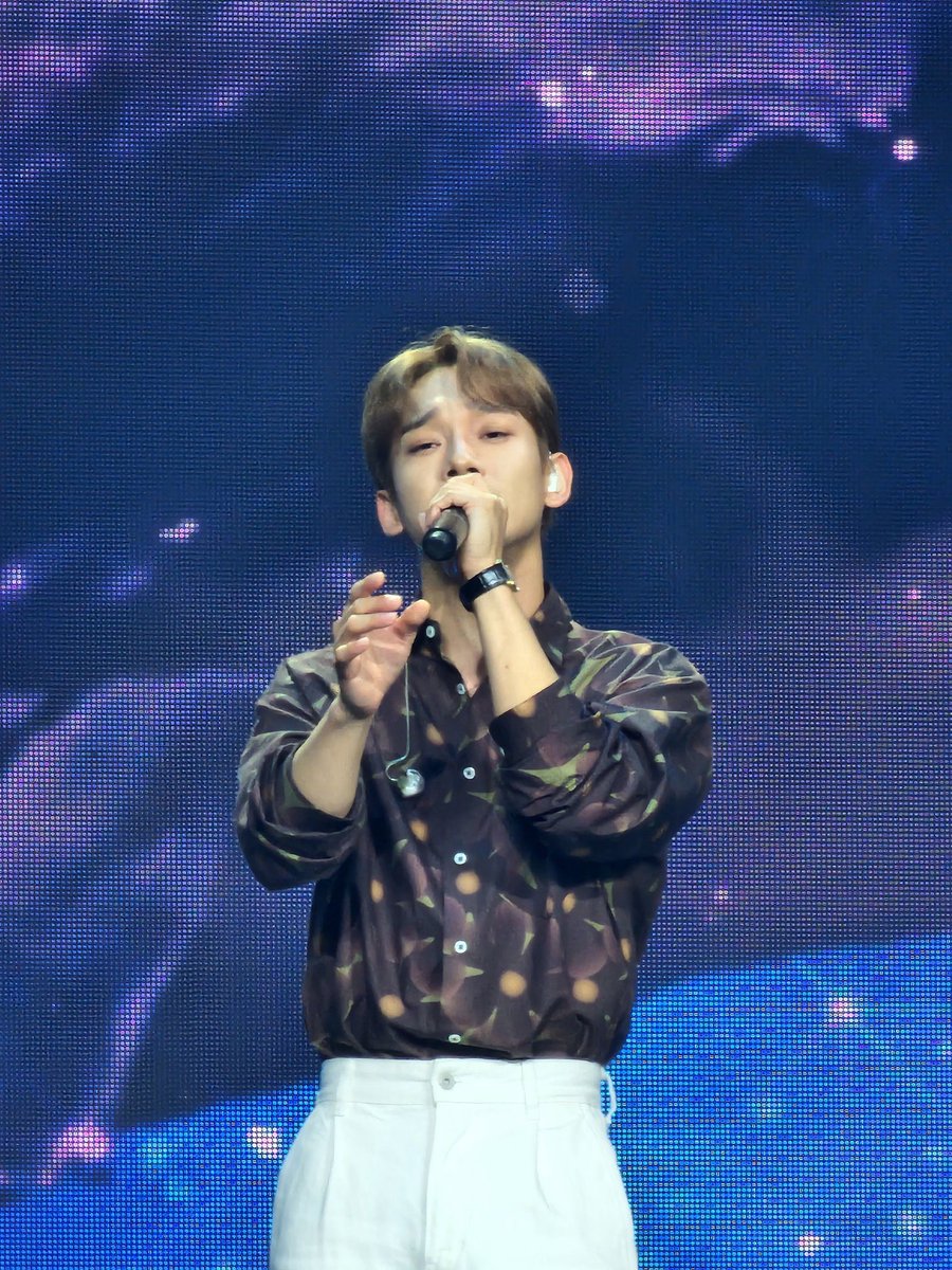 _little_jd's tweet photo. สวัสดีจงแด วันนี้เราไปคอนเสิร์ต Best of best ที่คุณได้รับเชิญมาด้วยแหละ คุณหล่อมากเลย รอยยิ้มสดใสเหมือนเดิมไม่เคยเปลี่ยนไปเลย หวังว่าวันนี้คุณจะได้รับพลังงานบวกจากแฟนคลับชาวไทยไปเยอะเลยนะ ดีใจที่ได้เจอกันในรอบ 3 ปี ❤️ #CHENinBKK #ตุลานี้เอลี่มีเฉิน #บันทึกถึงจงแด https://t.co/HSdsTIjJMN