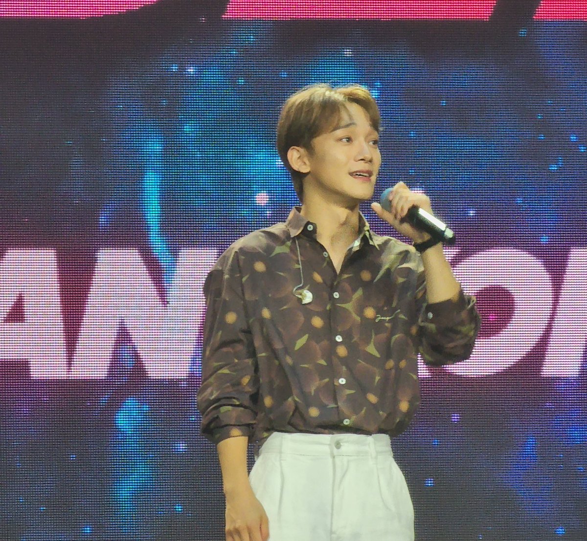 _little_jd's tweet photo. สวัสดีจงแด วันนี้เราไปคอนเสิร์ต Best of best ที่คุณได้รับเชิญมาด้วยแหละ คุณหล่อมากเลย รอยยิ้มสดใสเหมือนเดิมไม่เคยเปลี่ยนไปเลย หวังว่าวันนี้คุณจะได้รับพลังงานบวกจากแฟนคลับชาวไทยไปเยอะเลยนะ ดีใจที่ได้เจอกันในรอบ 3 ปี ❤️ #CHENinBKK #ตุลานี้เอลี่มีเฉิน #บันทึกถึงจงแด https://t.co/HSdsTIjJMN
