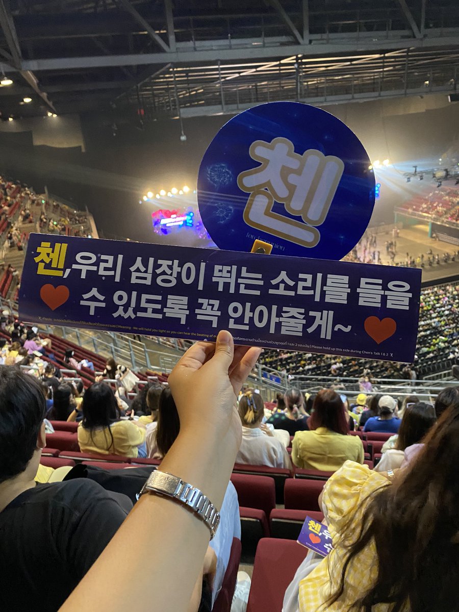 _little_jd's tweet photo. สวัสดีจงแด วันนี้เราไปคอนเสิร์ต Best of best ที่คุณได้รับเชิญมาด้วยแหละ คุณหล่อมากเลย รอยยิ้มสดใสเหมือนเดิมไม่เคยเปลี่ยนไปเลย หวังว่าวันนี้คุณจะได้รับพลังงานบวกจากแฟนคลับชาวไทยไปเยอะเลยนะ ดีใจที่ได้เจอกันในรอบ 3 ปี ❤️ #CHENinBKK #ตุลานี้เอลี่มีเฉิน #บันทึกถึงจงแด https://t.co/HSdsTIjJMN