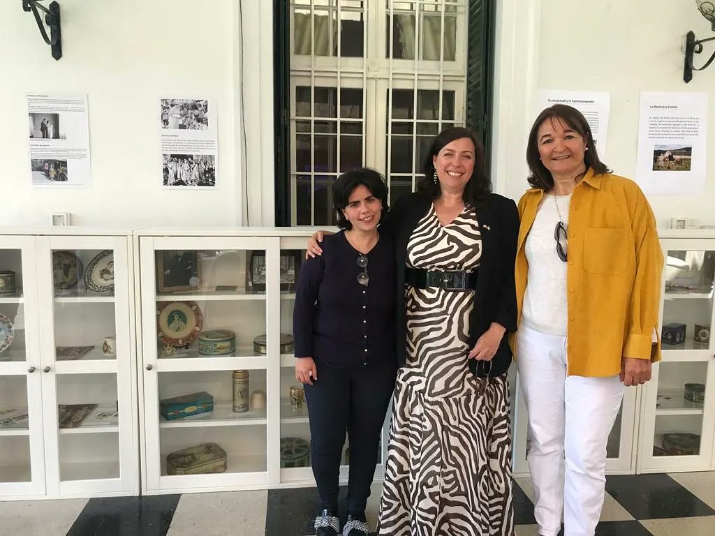 CAbuchalja's tweet photo. Felicitaciones a la coordinadora de inglés de @Inst_EDUSchool, Mirta Gaye, por la valiosa muestra de latas de galletas, que recorre la vida de Queen Elizabeth II, expuestas en la residencia Británica en el marco del Patrimonio, con la presencia de la Embajadora @FayeOConnorFCDO. https://t.co/AFuk6u1beU